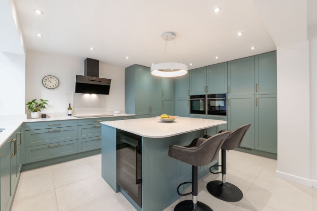 Aldana Kitchen in Light Teal by Kitchen Ergonomics maritimt-koekken