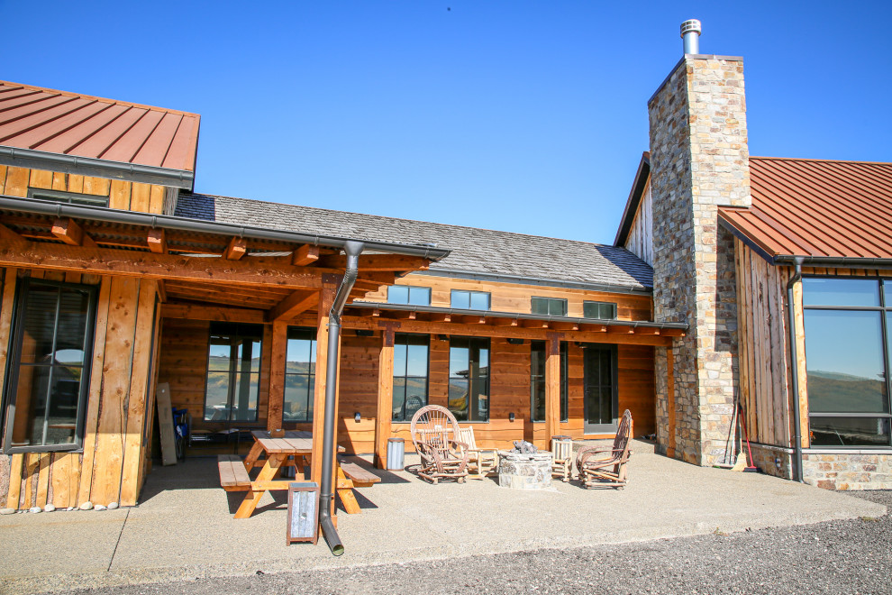 Example of a mountain style home design design in Calgary
