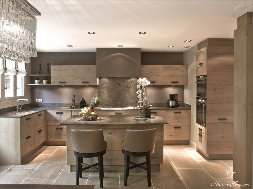 Immagine di un grande cucina con isola centrale minimal chiuso con ante lisce, ante in legno chiaro, top in marmo, pavimento con piastrelle in ceramica e top marrone