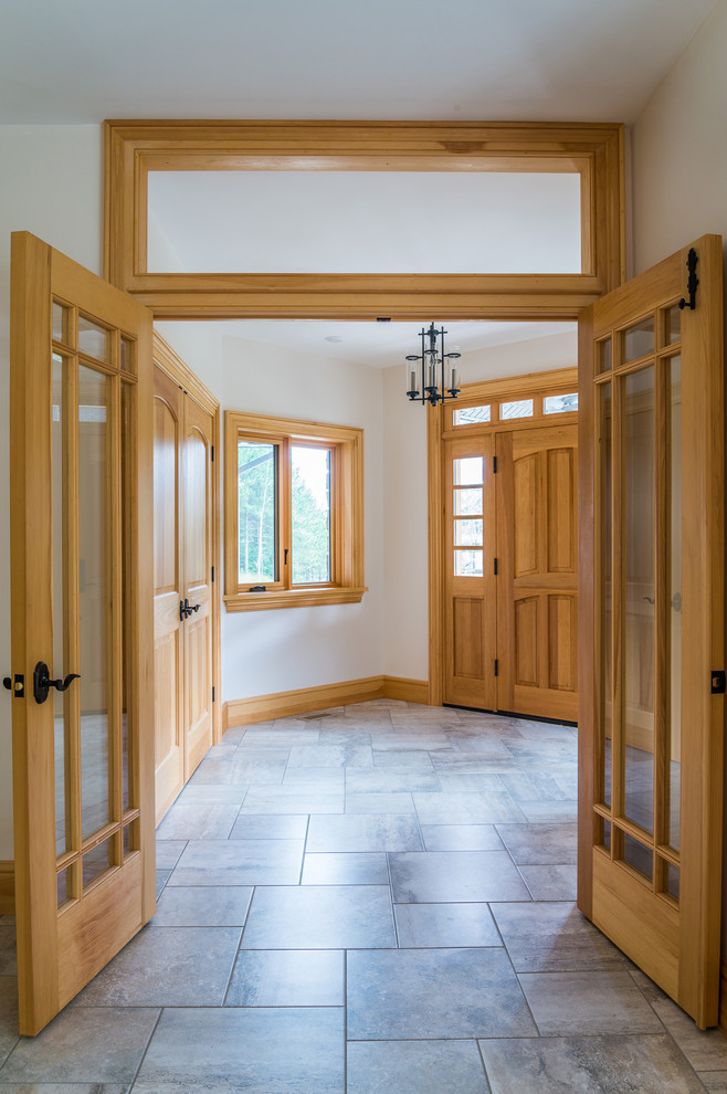 Example of a mountain style entryway design in Toronto