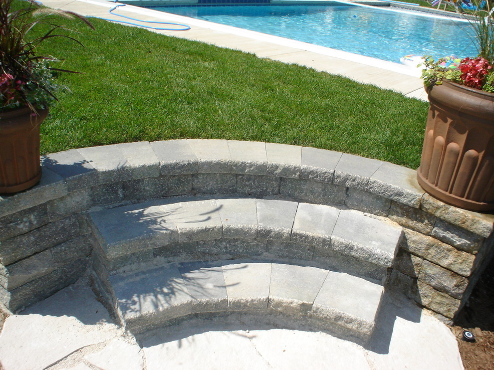 Design ideas for a mid-sized transitional full sun backyard stone landscaping in Chicago for spring.