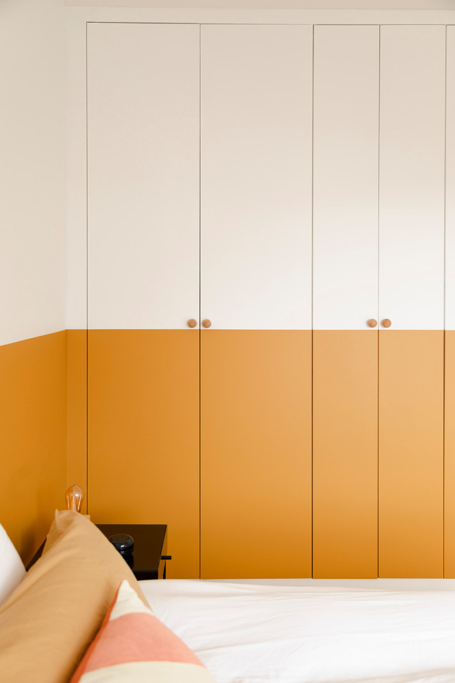 Foto de dormitorio principal de tamaño medio sin chimenea con paredes multicolor, suelo de madera clara y suelo beige