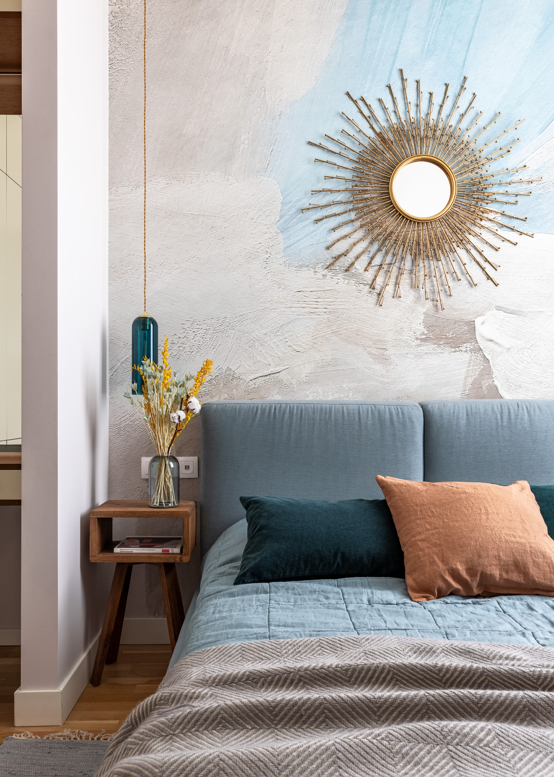 Квартира с желтым диваном