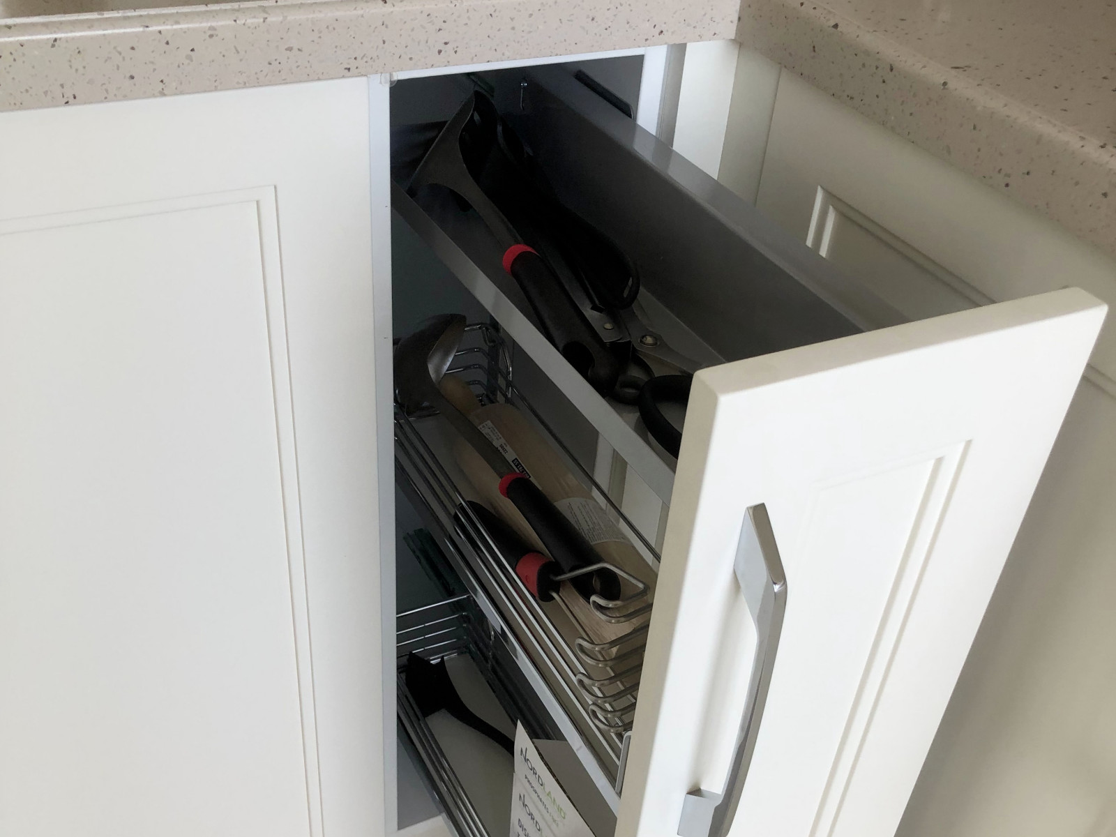 Современная кухня с крашенными фасадами