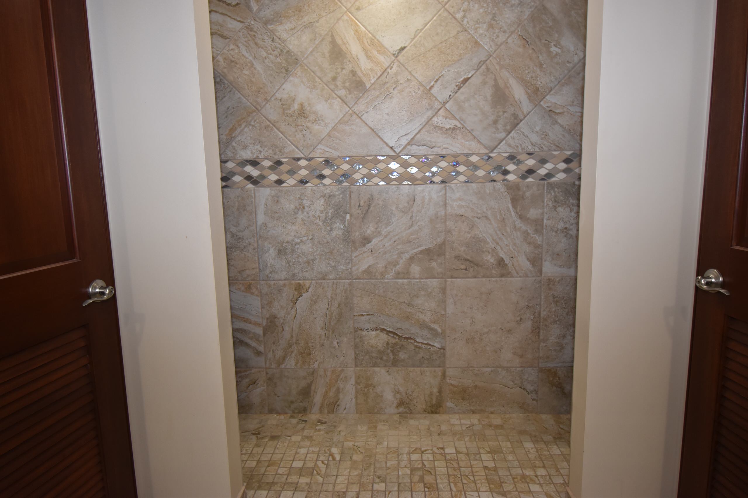 Rolling Hills Country Club - Women's Shower Entrance