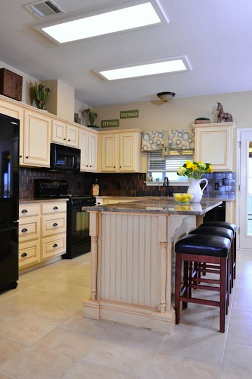 Example of a transitional kitchen design in Austin