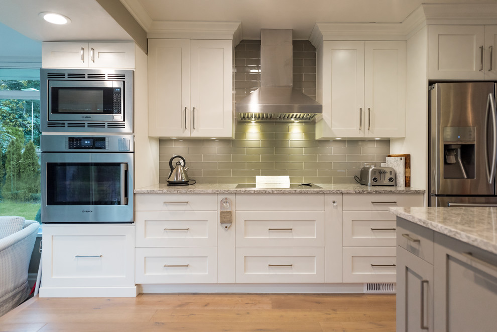 Kitchen - transitional kitchen idea in Vancouver