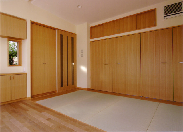 コンクリート打放し＋漆喰の大型２世帯住宅 minimalistisch-schlafzimmer