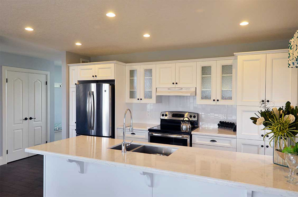 Example of a transitional kitchen design in Toronto