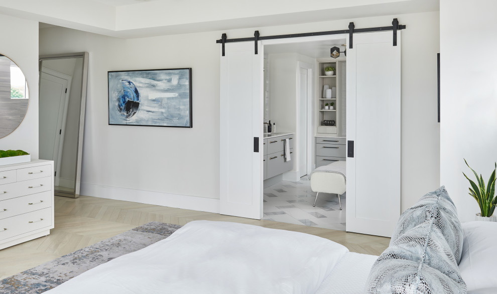 Exemple d'une grande chambre parentale moderne avec un mur blanc, parquet clair, cheminée suspendue, un manteau de cheminée en lambris de bois, un sol blanc et du papier peint.