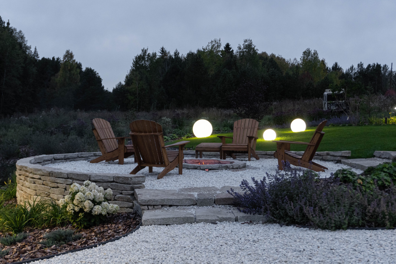 На берегу очень тихой реки