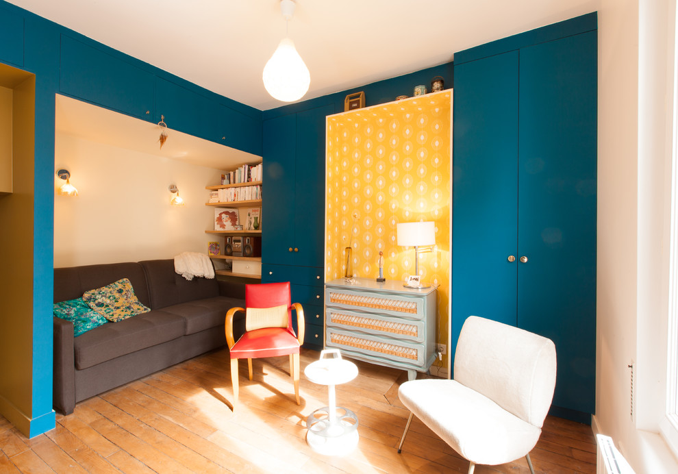 Inspiration for an eclectic living room in Nice with blue walls and light hardwood floors.