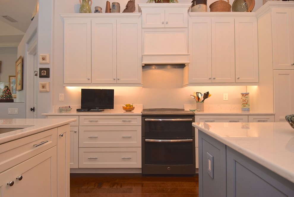 Transitional kitchen photo in Tampa
