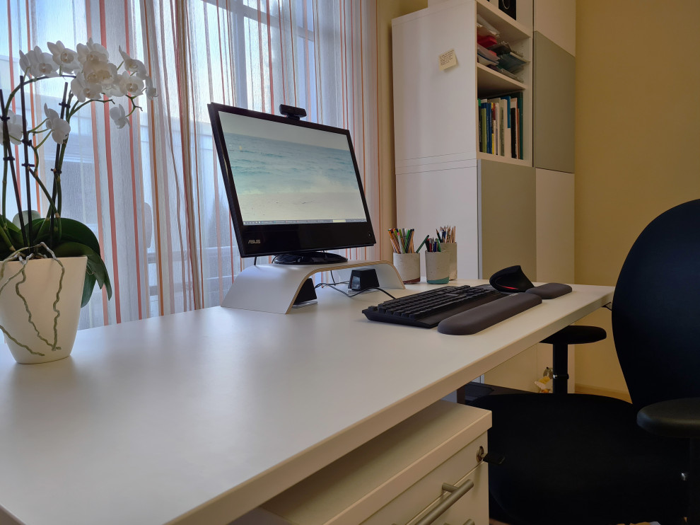 Idéer för ett mellanstort modernt arbetsrum, med beige väggar, ljust trägolv och ett fristående skrivbord
