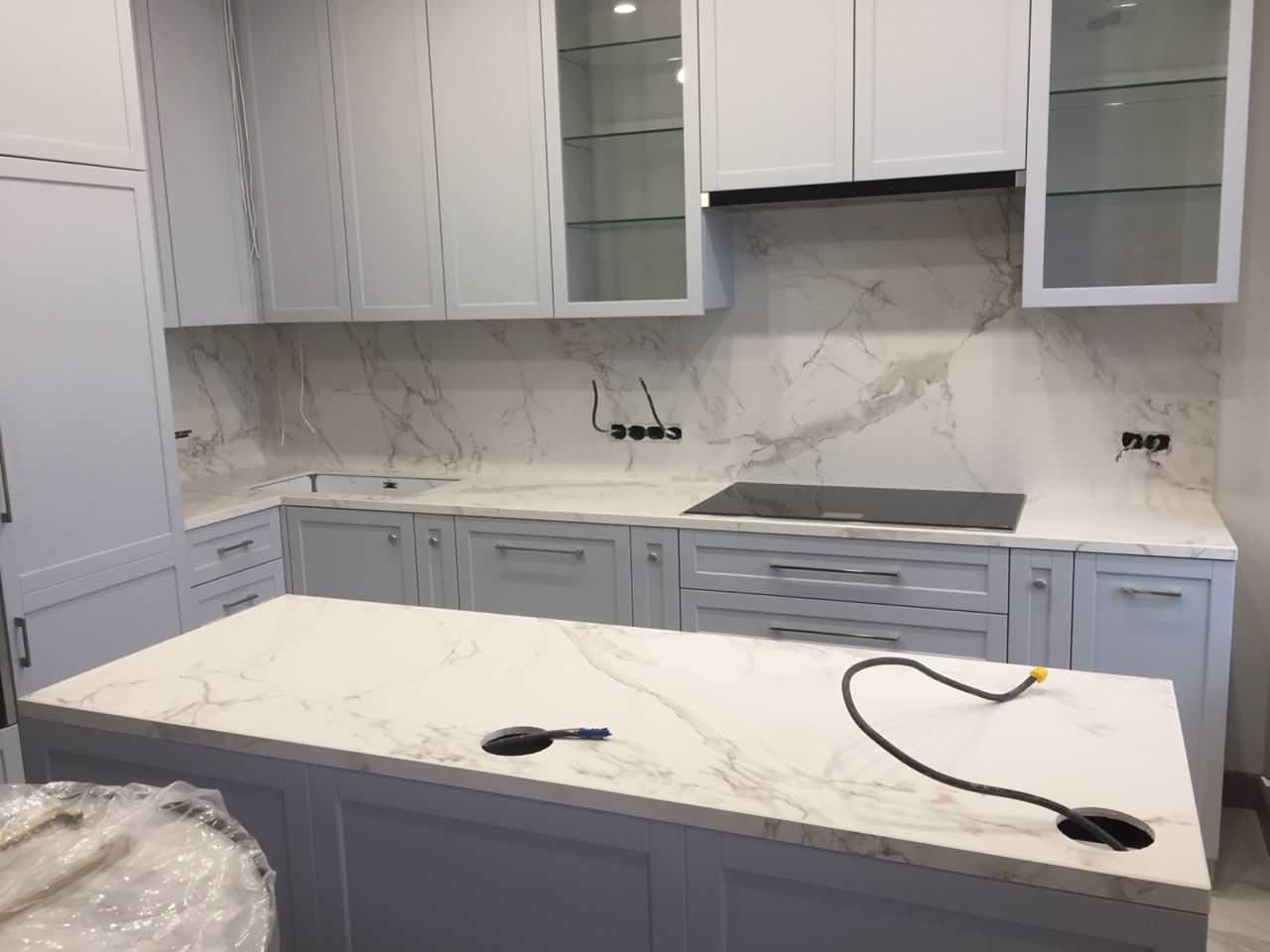 Стол, столешница и стеновая панель Dekton Entzo