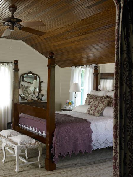 Design ideas for a traditional bedroom in Providence.