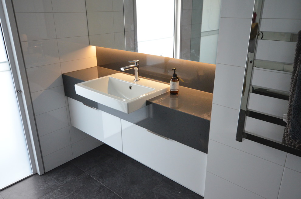 Design ideas for a contemporary bathroom in Melbourne.