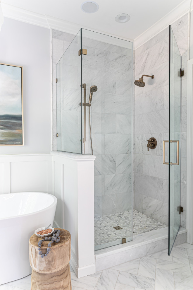 Bild på ett vintage vit vitt en-suite badrum, med skåp i shakerstil, blå skåp, ett fristående badkar, en hörndusch, grå kakel, marmorkakel, marmorgolv, ett undermonterad handfat, marmorbänkskiva, dusch med gångjärnsdörr och vitt golv