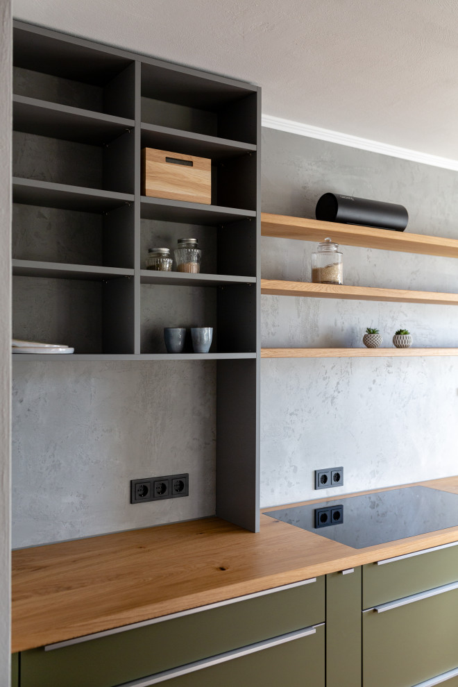 Offene, Große Moderne Küche ohne Insel in U-Form mit Doppelwaschbecken, flächenbündigen Schrankfronten, grünen Schränken, Arbeitsplatte aus Holz, Küchenrückwand in Grau, Rückwand aus Stein, Küchengeräten aus Edelstahl, Terrakottaboden, orangem Boden und brauner Arbeitsplatte in Köln