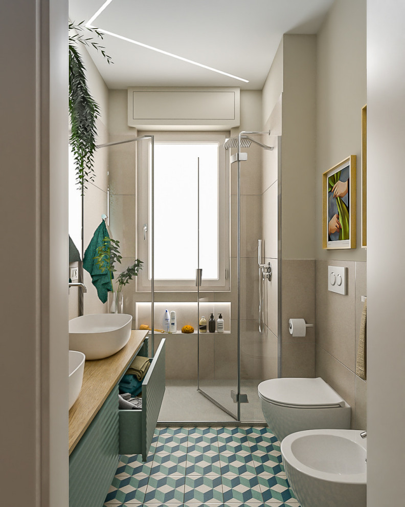 Стильный дизайн: маленькая, узкая и длинная ванная комната в современном стиле с фасадами с выступающей филенкой, зелеными фасадами, душем в нише, раздельным унитазом, бежевой плиткой, керамогранитной плиткой, бежевыми стенами, полом из цементной плитки, душевой кабиной, настольной раковиной, столешницей из дерева, разноцветным полом, душем с распашными дверями, тумбой под две раковины, подвесной тумбой и многоуровневым потолком для на участке и в саду - последний тренд