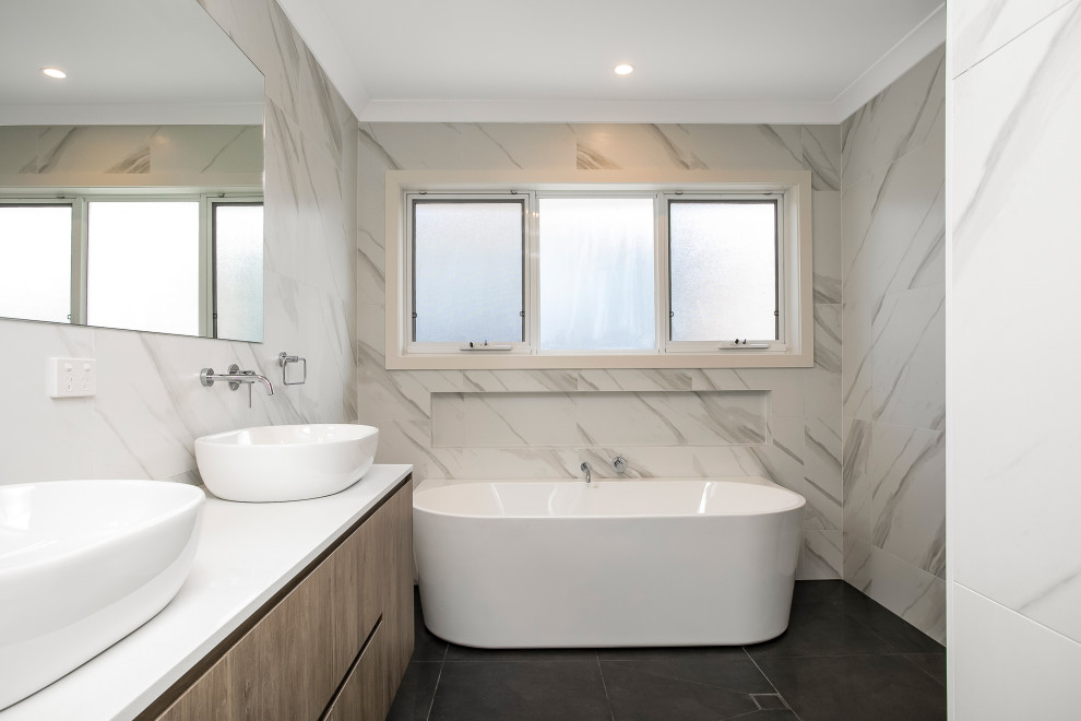 This is an example of a mid-sized contemporary 3/4 bathroom in Sydney with an open shower.