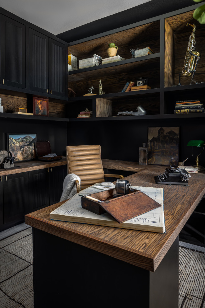 Foto de estudio contemporáneo de tamaño medio sin chimenea con escritorio independiente, bandeja, moqueta y suelo beige