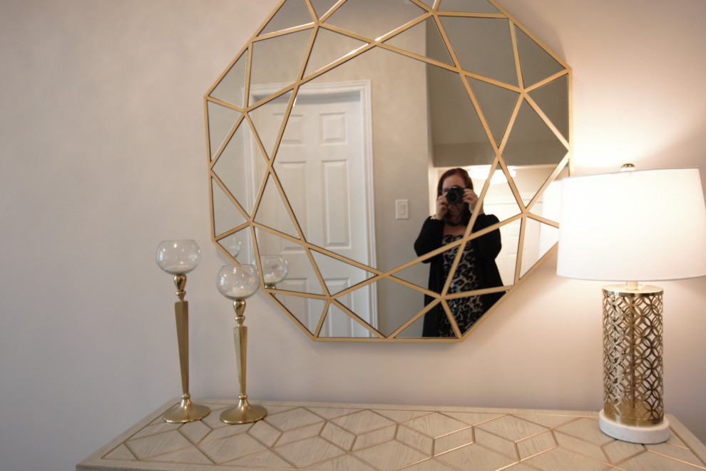 Entryway - transitional entryway idea in Toronto