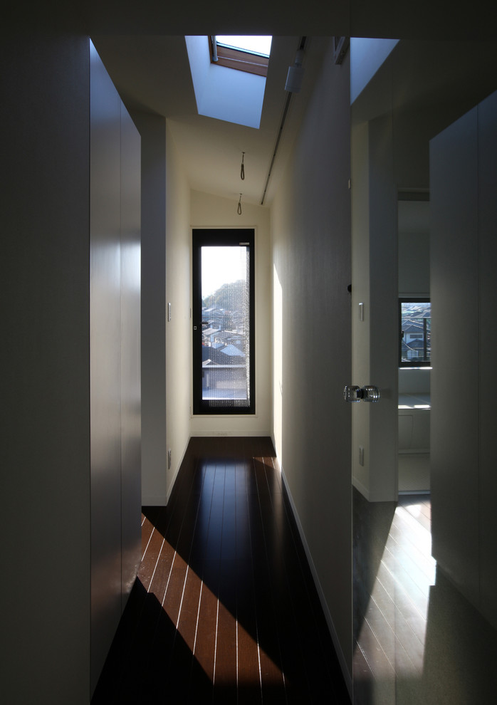 東京23区にある中くらいなコンテンポラリースタイルのおしゃれな洗濯室 (シングルシンク、インセット扉のキャビネット、白いキャビネット、木材カウンター、白い壁、合板フローリング、茶色い床) の写真