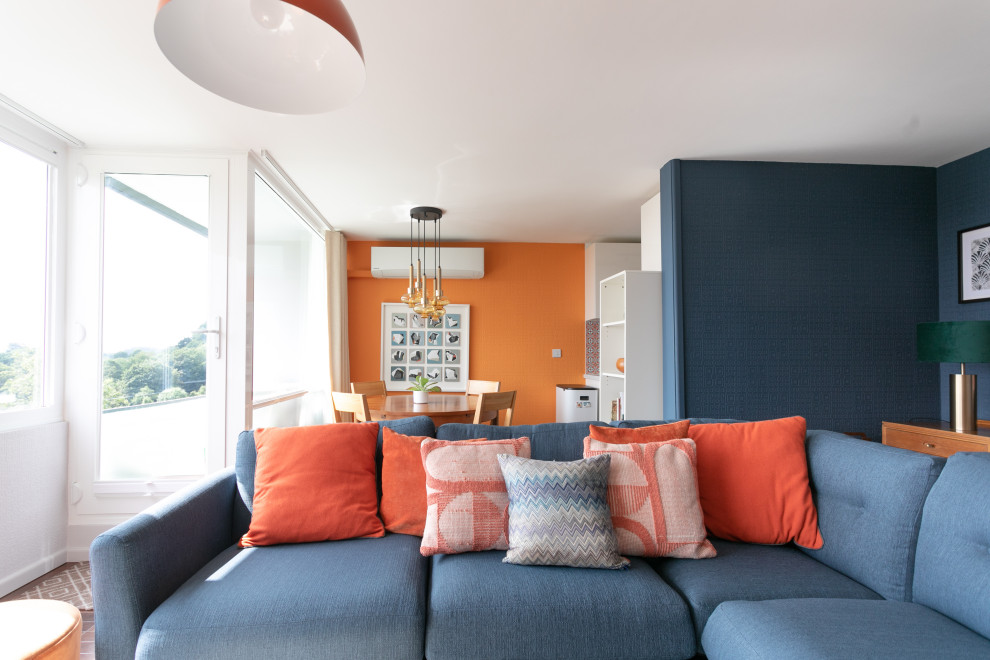 Immagine di un piccolo soggiorno moderno aperto con sala della musica, camino sospeso, pavimento marrone e carta da parati