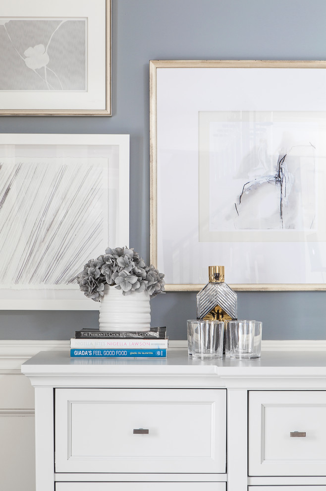 Transitional home design photo in Toronto