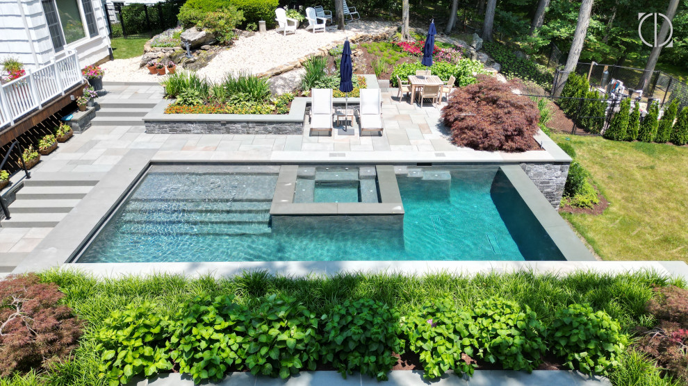 Exemple d'un petit piscine avec aménagement paysager arrière rectangle avec des pavés en pierre naturelle.