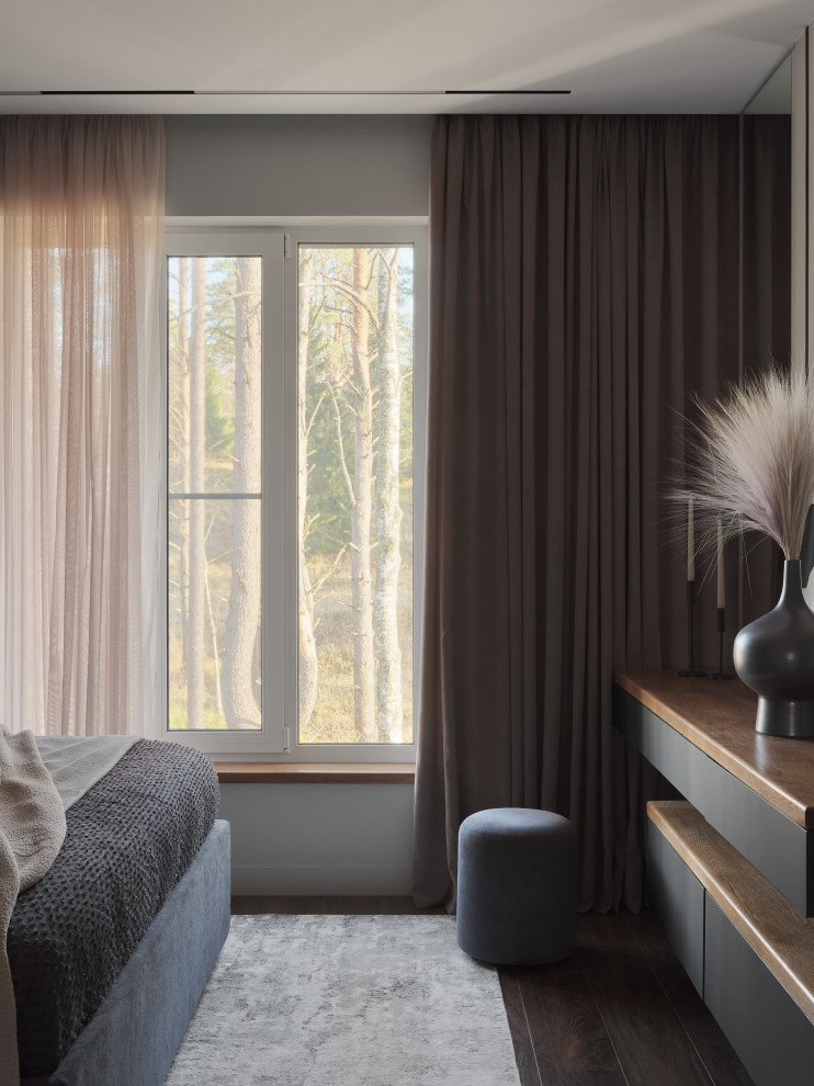 Mittelgroßes Modernes Hauptschlafzimmer mit grauer Wandfarbe, Porzellan-Bodenfliesen, braunem Boden und Wandpaneelen in Sankt Petersburg