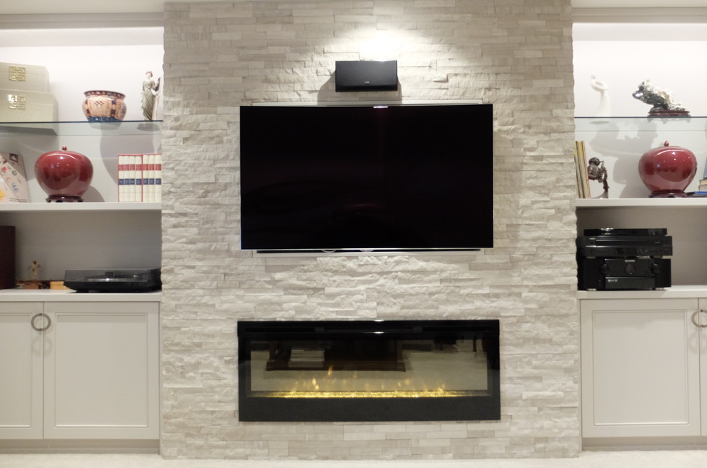 Example of a transitional home design design in Toronto