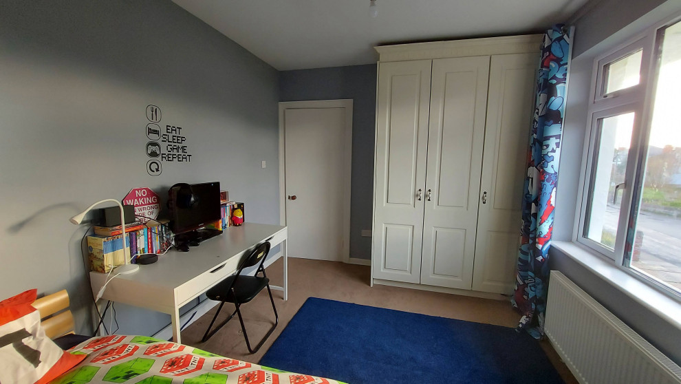 Idee per una cameretta per bambini moderna di medie dimensioni con pareti blu, moquette e pavimento blu