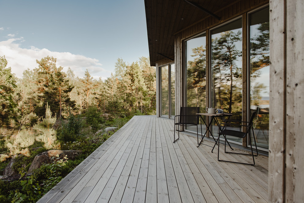 Inspiration for a scandinavian deck in Stockholm with a roof extension.