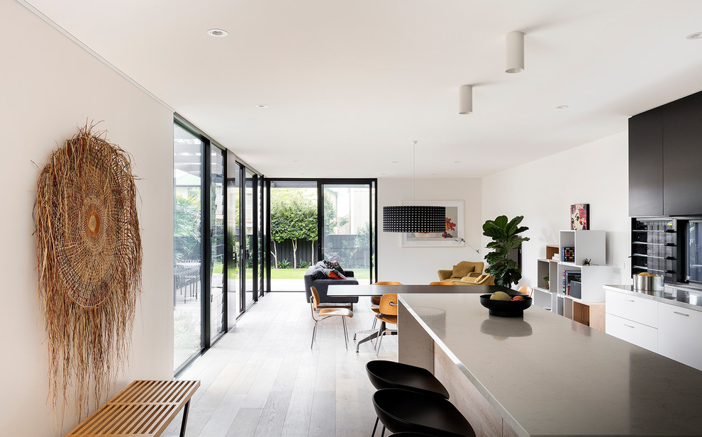 This is an example of a mid-sized contemporary living room in Sydney.