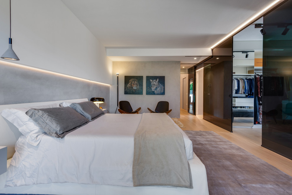 Идея дизайна: большая хозяйская спальня в стиле модернизм с серыми стенами, деревянным полом и многоуровневым потолком