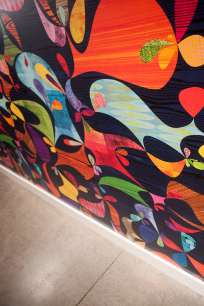 На фото: прачечная в современном стиле с разноцветными стенами и обоями на стенах с