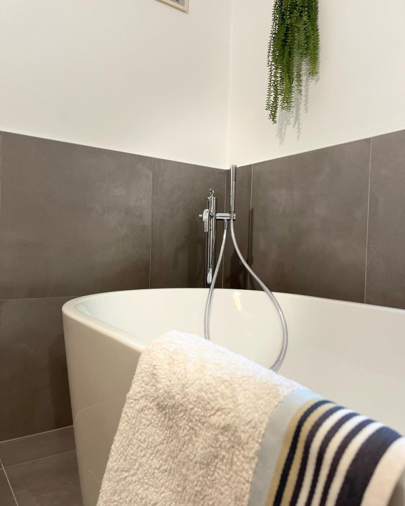 Inspiration for a mid-sized scandinavian master bathroom in Bordeaux with beaded inset cabinets, white cabinets, a curbless shower, beige tile, wood-look tile, white walls, ceramic floors, a console sink, grey floor, a sliding shower screen, white benchtops, a single vanity and a floating vanity.