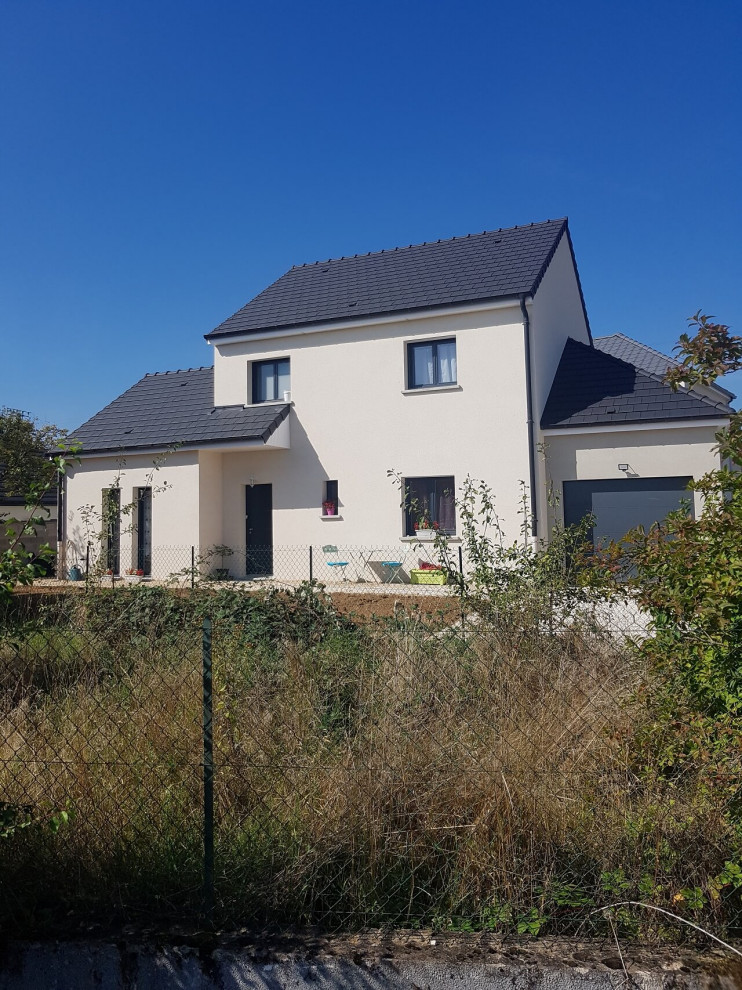 Medium sized and beige contemporary two floor detached house in Dijon with a pitched roof, a tiled roof and a black roof.