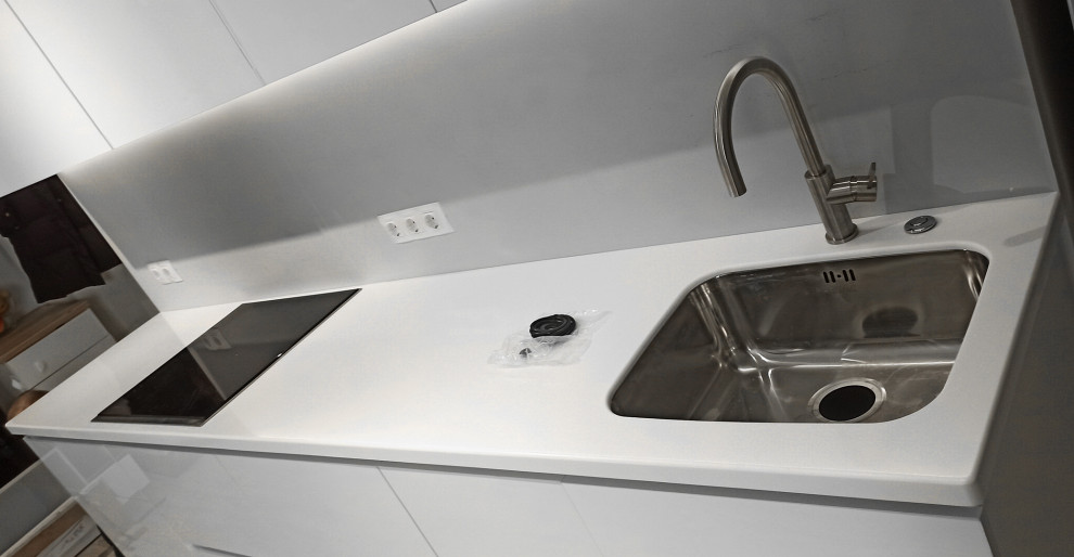 Белая столешница из искусственного камня Grandex