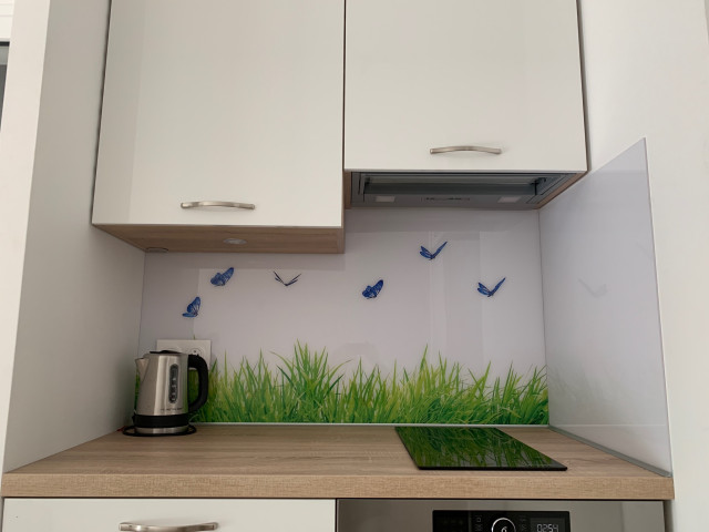 Cuisine compacte minimaliste blanche et florale country-kitchen