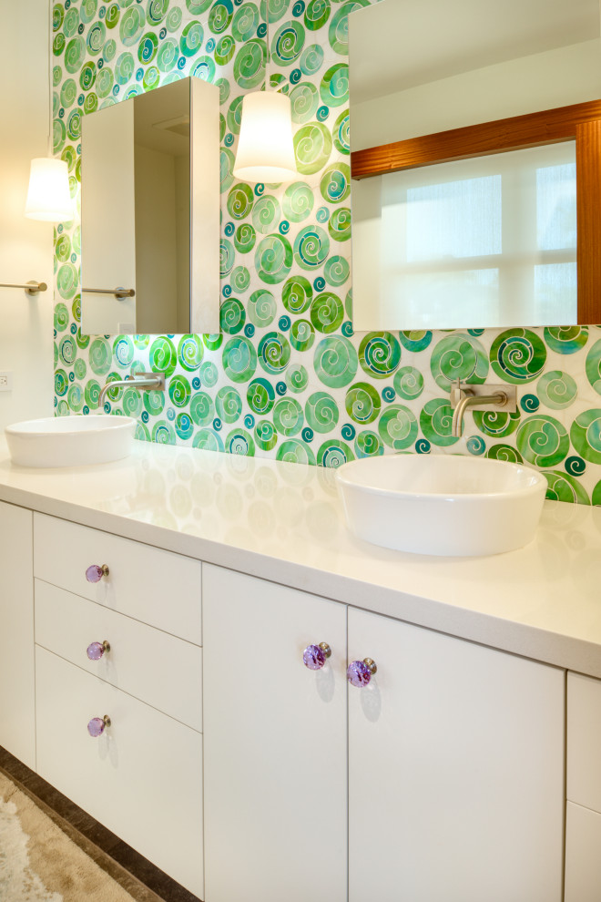 Modernes Badezimmer mit weißen Schränken, weißer Waschtischplatte, Doppelwaschbecken, eingebautem Waschtisch und Tapetenwänden in Hawaii