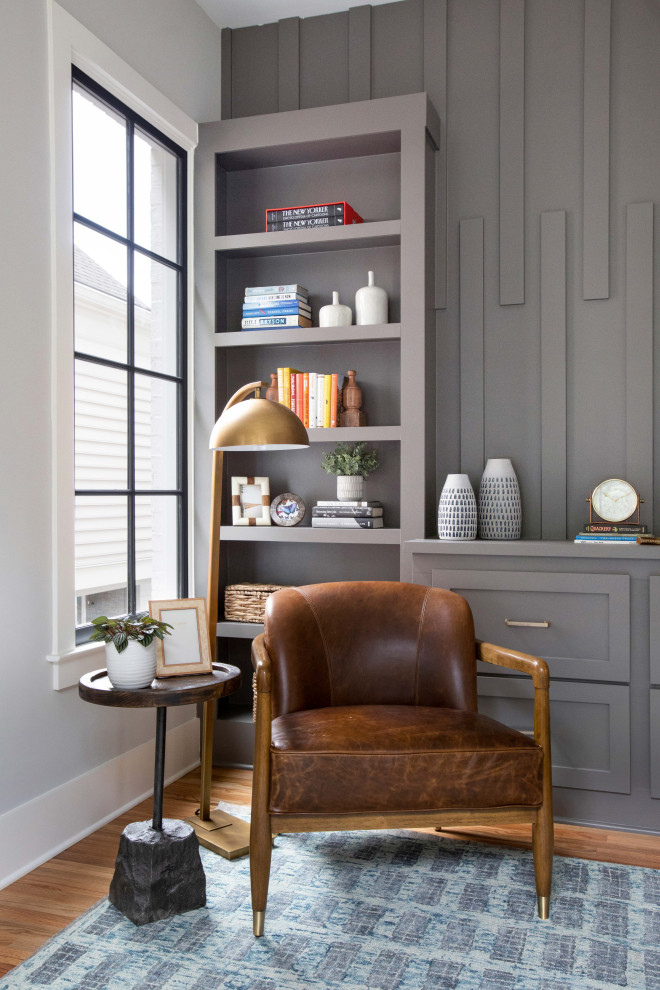 Cette image montre un bureau traditionnel de taille moyenne avec un mur gris et parquet clair.