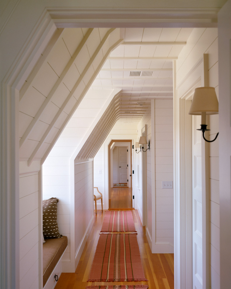 Idées déco pour un couloir avec un sol en bois brun, un plafond en lambris de bois et du lambris de bois.