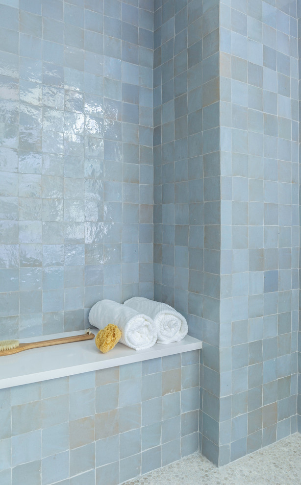 Imagen de cuarto de baño principal clásico renovado con ducha empotrada, baldosas y/o azulejos azules, baldosas y/o azulejos de cerámica, paredes azules, suelo con mosaicos de baldosas, suelo gris y banco de ducha