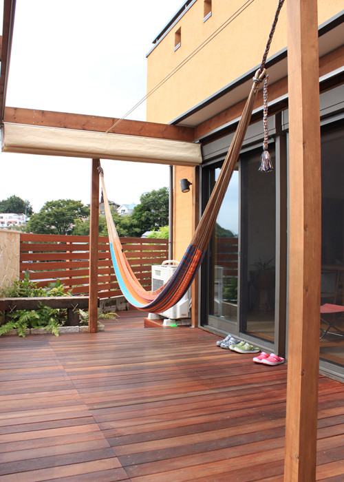 Photo of a mid-sized asian backyard deck in Yokohama with an outdoor kitchen and a pergola.