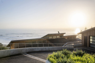 Houzz Tour: Gravity-Defying Beach House With Nods to the 1970s (20 photos)