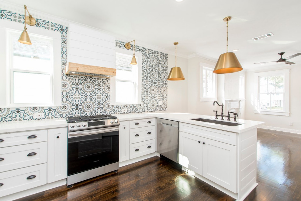 Kitchen - transitional kitchen idea in New Orleans