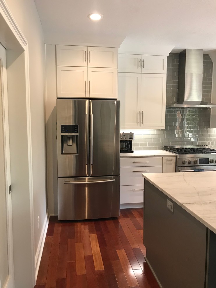 Inspiration for a mid-sized transitional single-wall medium tone wood floor and brown floor eat-in kitchen remodel with an undermount sink, shaker cabinets, white cabinets, quartzite countertops, gray backsplash, glass tile backsplash, stainless steel appliances, an island and multicolored countertops